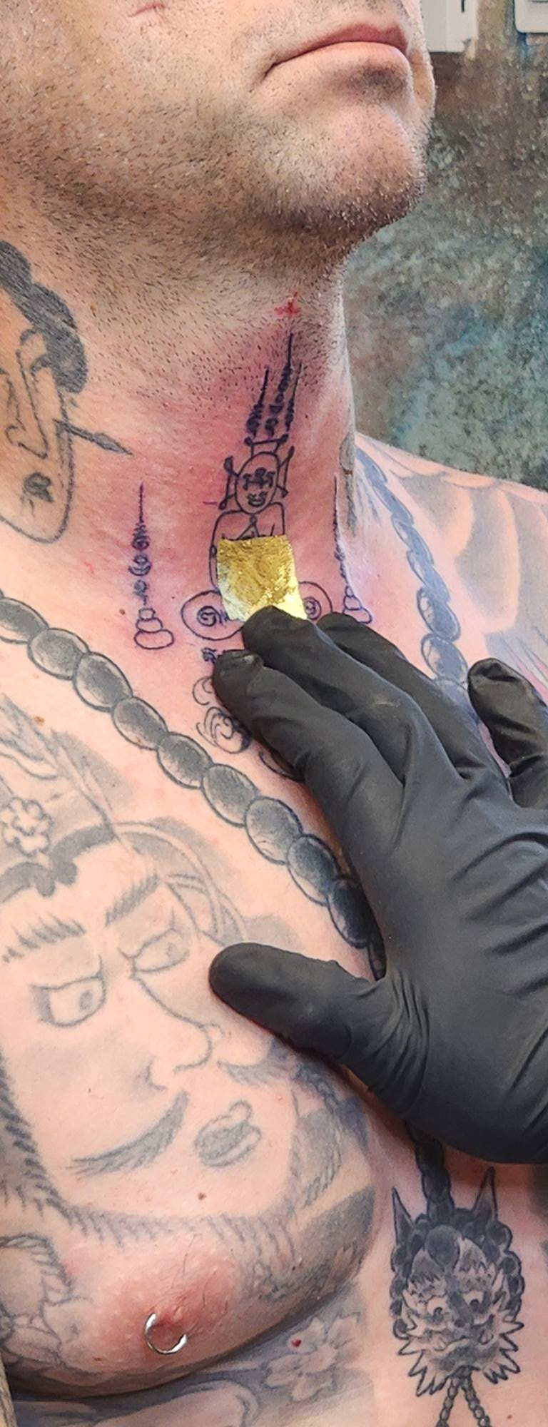 Pong Chaiya Sak Yant munkája a Pinker Tattoo galériából
